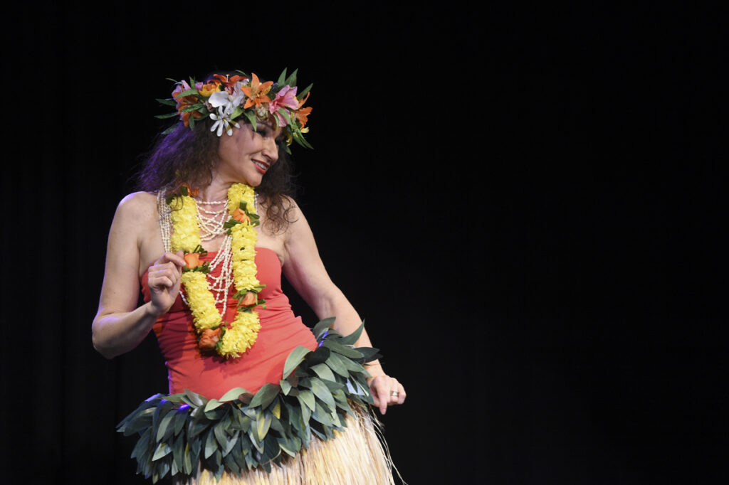 Takupo alias Katrin Lenz mit Tahiti Tanz beim Open Stage Kulturen aus aller Welt im TTW in Ludwigsburg ©Yakup Zeyrek