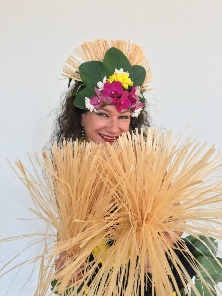 Takupo alias Katrin Lenz Tahiti Tanz Kostüm aus frischen Blumen