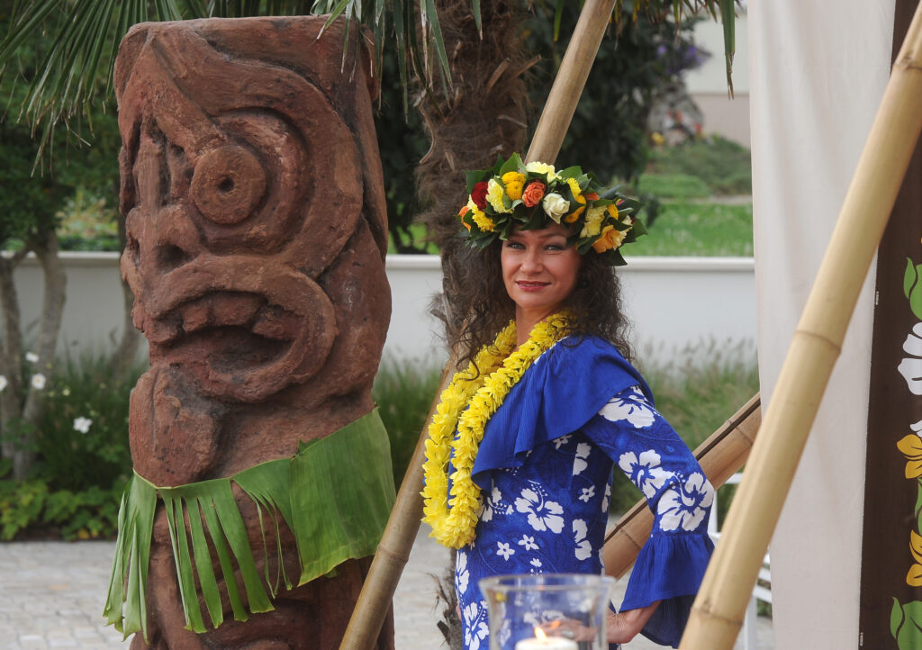 Takupo alias Katrin lenz in blauem Hibiskuskleid mit Tiki