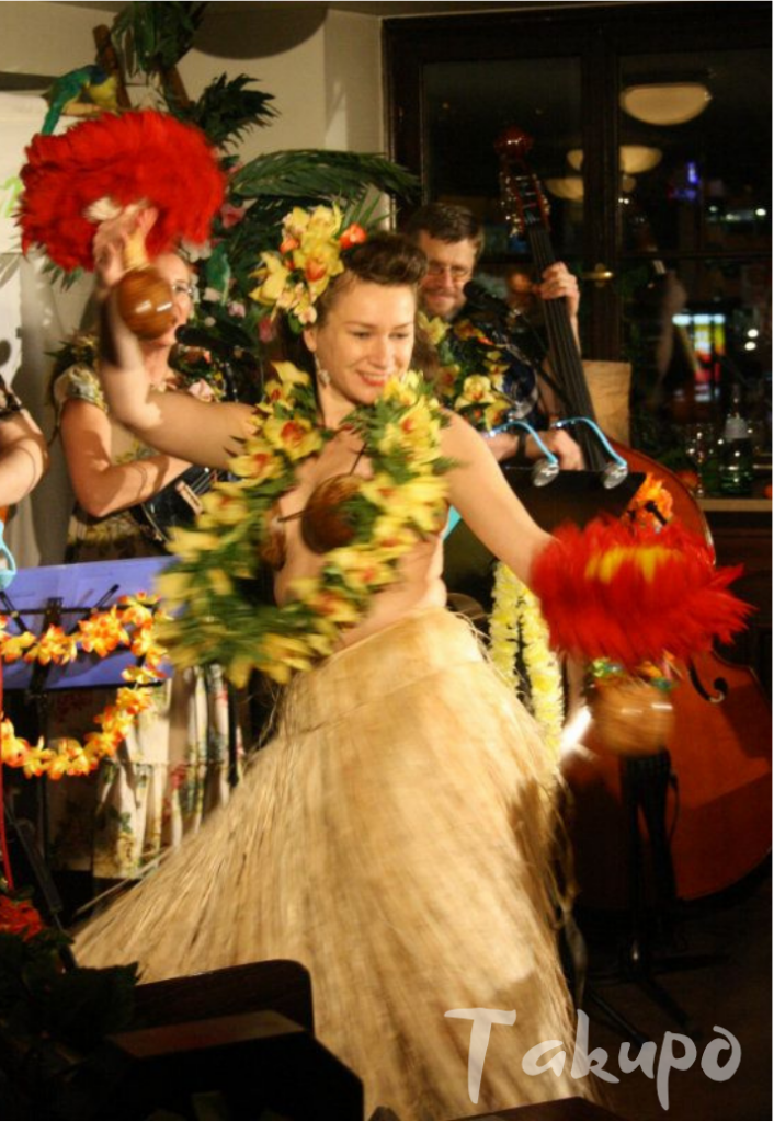 Katrin Lenz im Bastrock und Kokosnuss-BH beim Auftritt mit Live-Band im Restaurant Amadeus