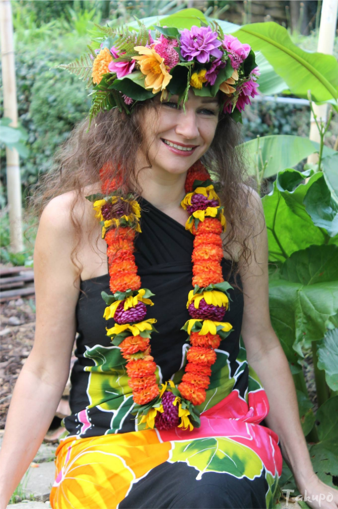 Katrin sitzend im Garten mit Lei und Haku