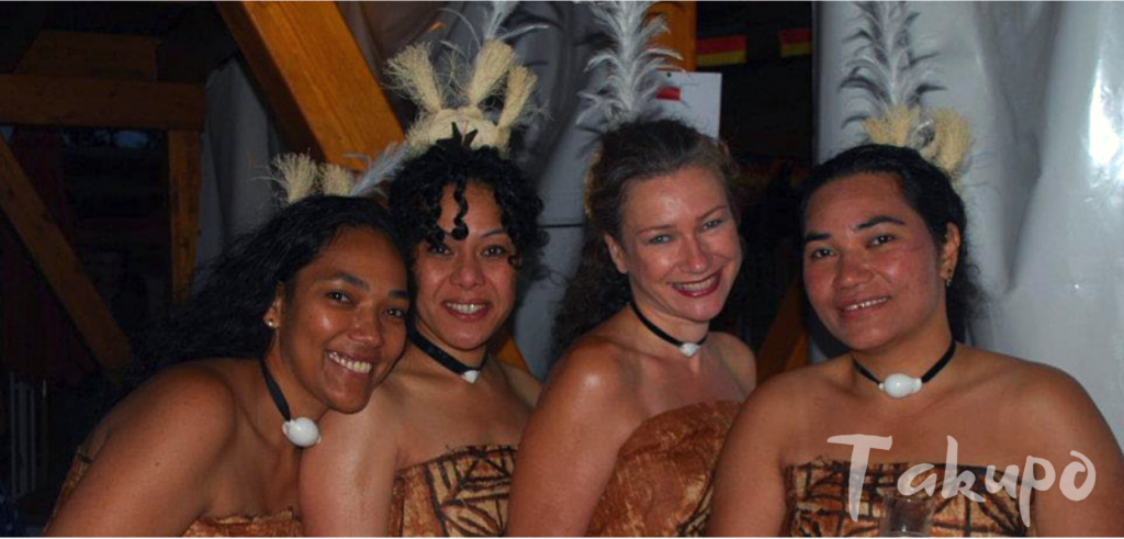 Katrin Lenz und Mele Köhncke Kaufononga mit Tonganerinnen in traditionellem Kostüm aus Tapa