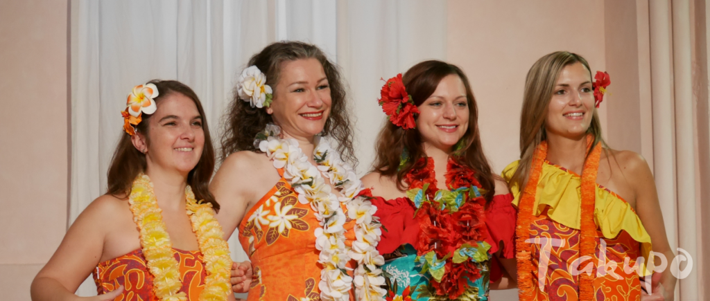 Tanzgruppe Oro Tava in bunten Hawaiikleidern