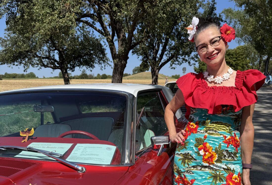Katrin Lenz im Hawaii Kleid für den Hula Workshop auf den Rockabilly Days